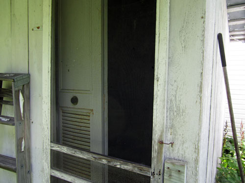 Garden20220719_6574_shed_doorBaffle_500.jpg